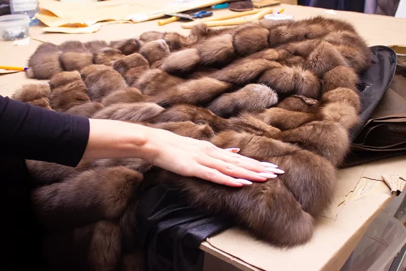 Руки мастера на соболином мехе — фабрика Mary Belle, 2025