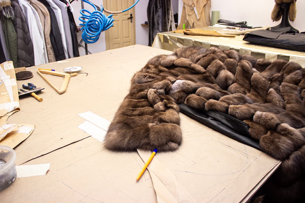 Шуба в работе на столе мастера